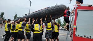 帶上沖鋒舟，大家一起風(fēng)雨同舟！